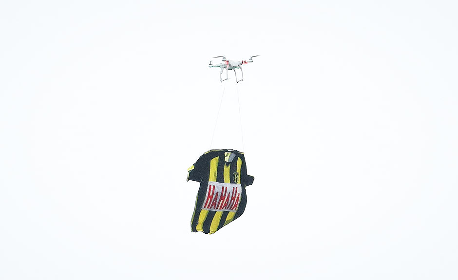 Drone carregando a camisa do Guarani do Paraguai sobrevoa o estadio durante a partida realizada no Itaquero