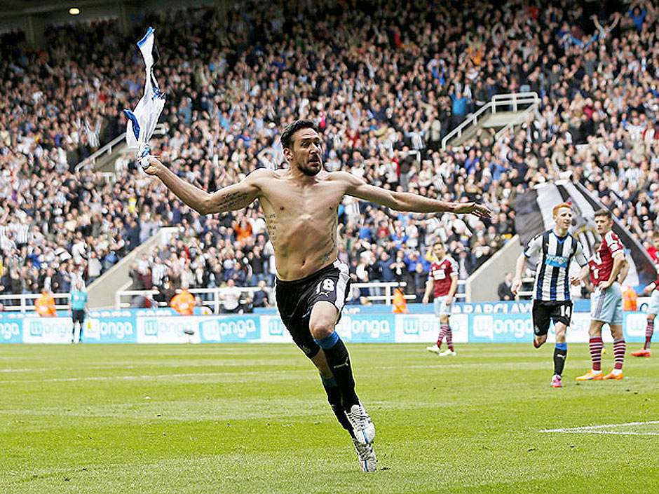 Jons Gutierrez comemora gol que salvou o Newcastle do rebaixamento no Campeonato Ingls