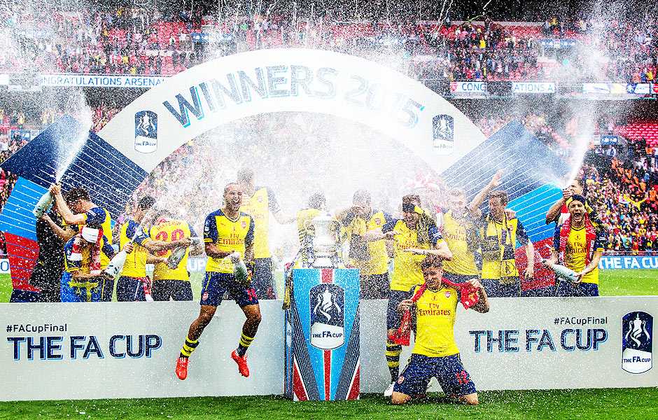 Jogadores do Arsenal comemoram ttulo da Copa da Inglaterra 