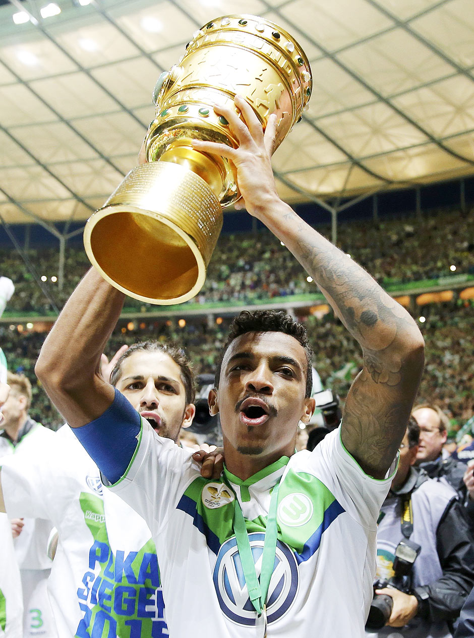 O brasileiro Luiz Gustavo levanta a taa de campeo da Copa da Alemanha
