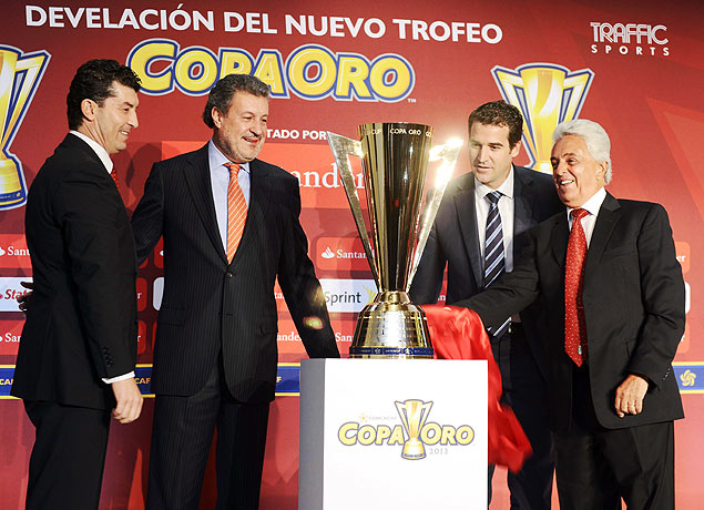 Enrique Sanz (terceiro da esq. para direita) durante lanamento do trofu da Copa Ouro de 2013