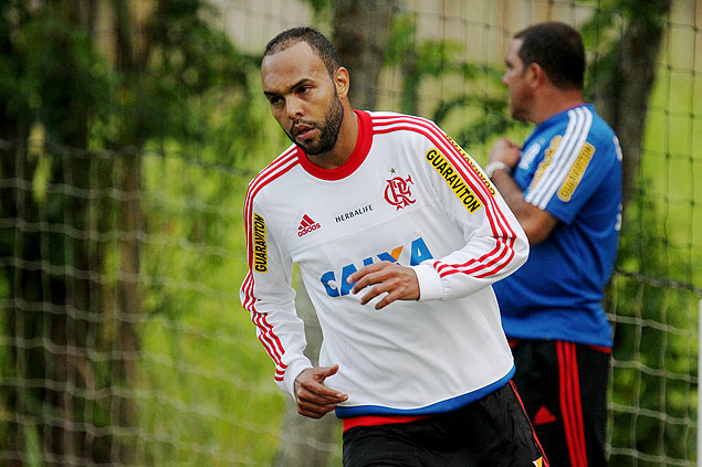 Centroavante Alecsandro, que negocia com o Palmeiras, durante treino do Flamengo