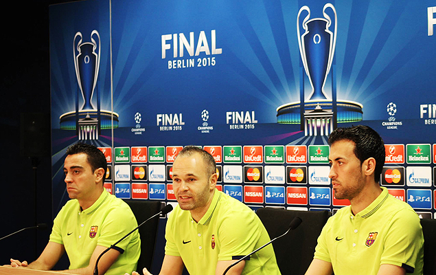 Iniesta (centro) participa de entrevista ao lado de Xavi (esq.) e Busquets 
