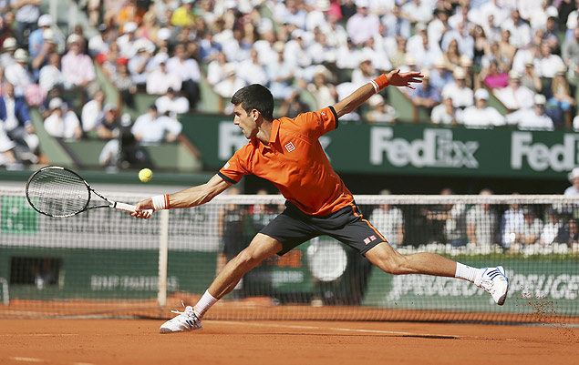 Djokovic durante partida das quartas de final do Aberto da Frana contra Rafael Nadal, em Paris