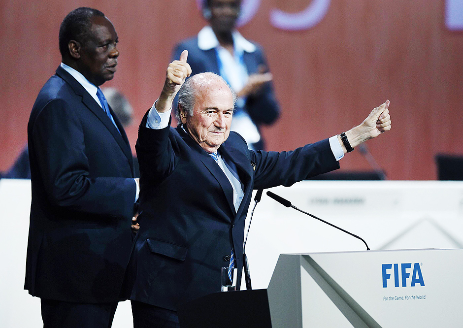 Blatter levanta as mos para comemorar a reeleio para a presidncia da Fifa aps desistncia do prncipe jordaniano Ali bin Al-Hussein