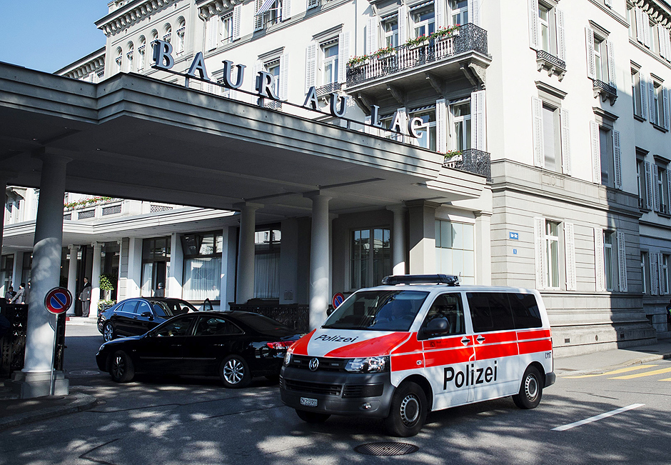 Carro da polcia  estacionado em enfrente ao luxuoso hotel cinco estrelas Baur au Lac, em Zurique