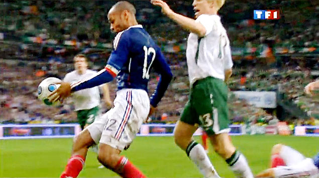 O atacante Thierry Henry ajeita a bola com a mo antes de gol contra a Irlanda, em 2009
