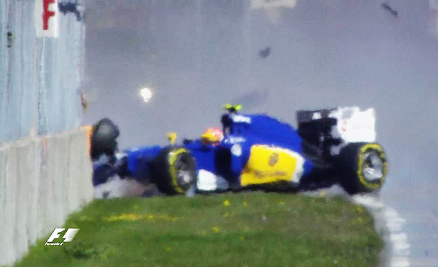 Momento em que Felipe Nasr bate o carro no muro, durante treino livre para o GP do Canad