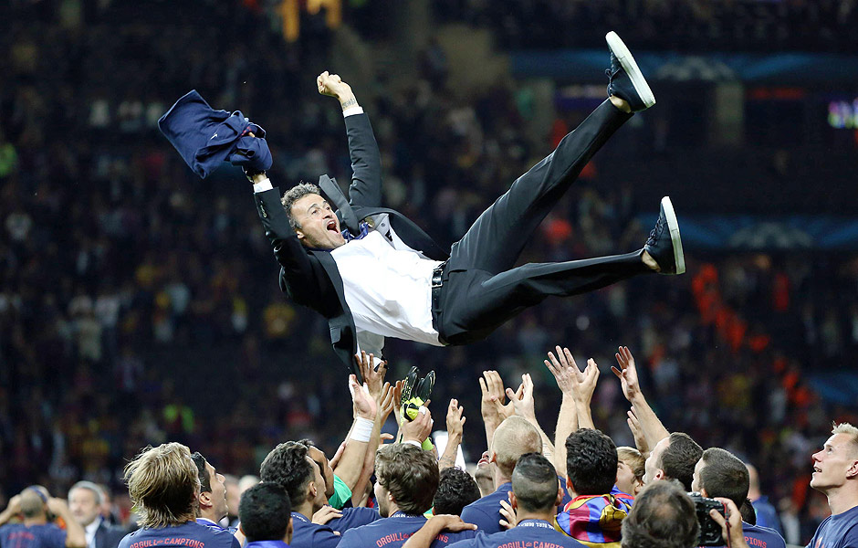 O técnico do Barcelona Luis Enrique é arremessado para o alto após a conquista da Liga dos Campeões pelo Barcelona