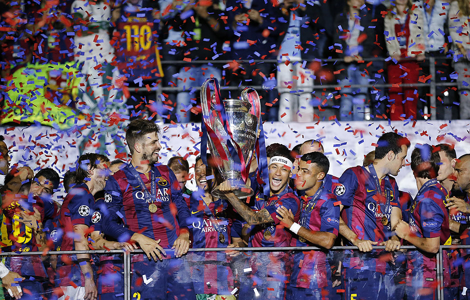Jogadores do Barcelona erguem troféu de campeão da Liga dos Campeões da Europa