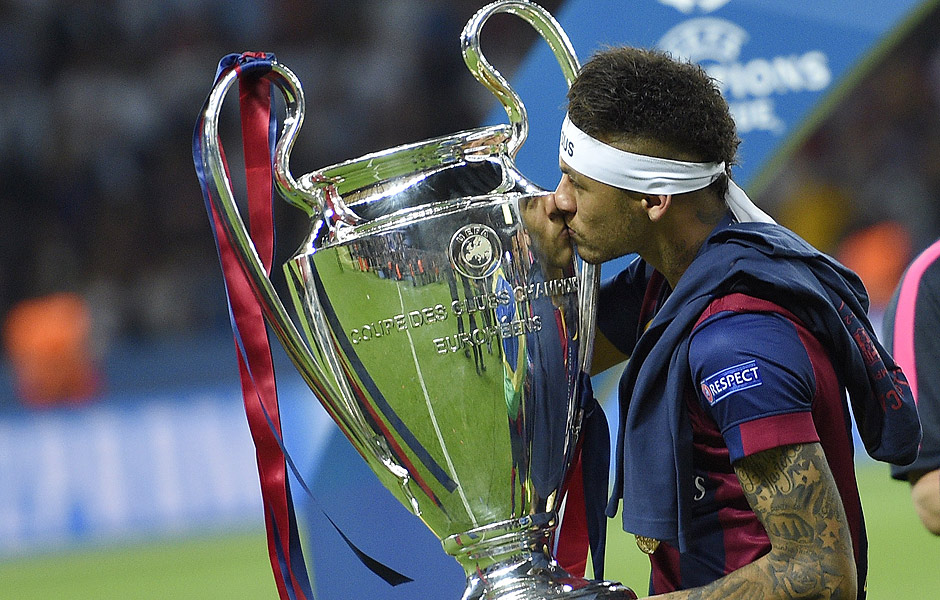 Neymar beija a taça de campeão da Liga dos Campeões