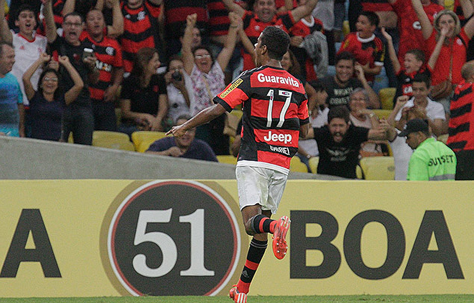 O Flamengo conquistou os trs primeiros pontos no Campeonato Brasileiro no Maracan neste sbado, contra a Chapecoense.