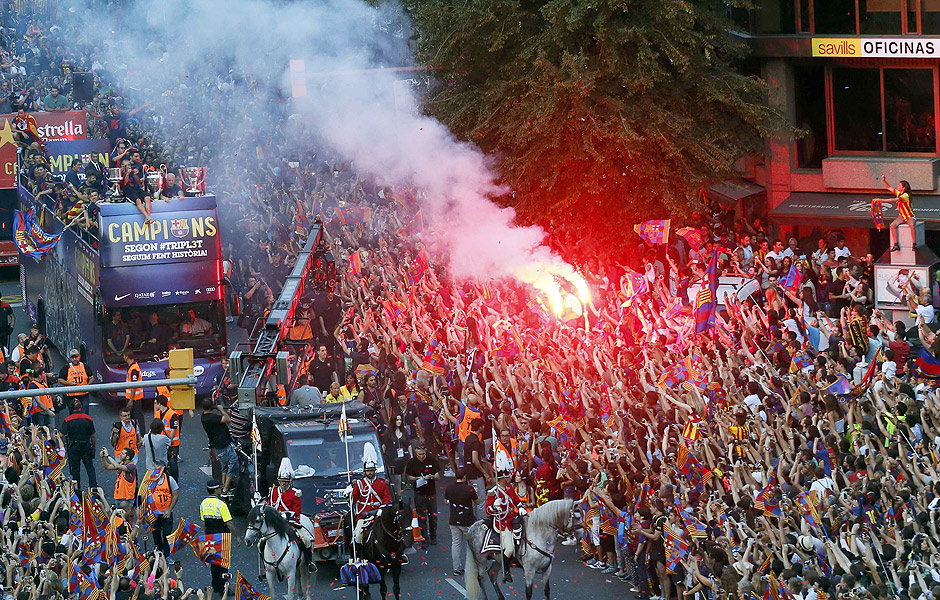 Torcedores do Barcelona fazem festa na chegada da equipe na Catalunha