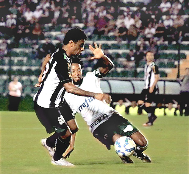 Z Roberto tenta tomar uma bola para o Palmeiras contra o Figueirense