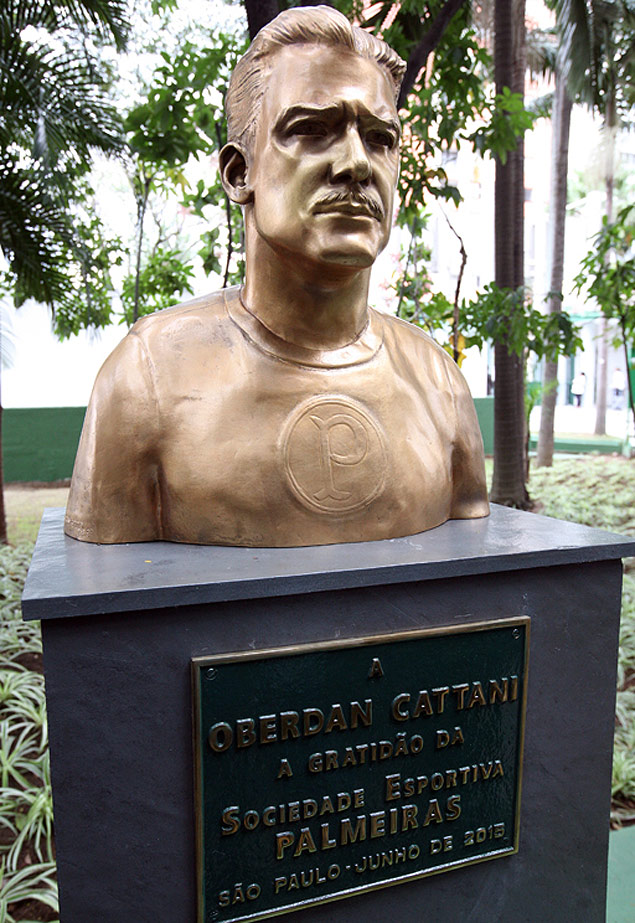 Busto em homenagem ao ex-goleiro Oberdan Cattani 