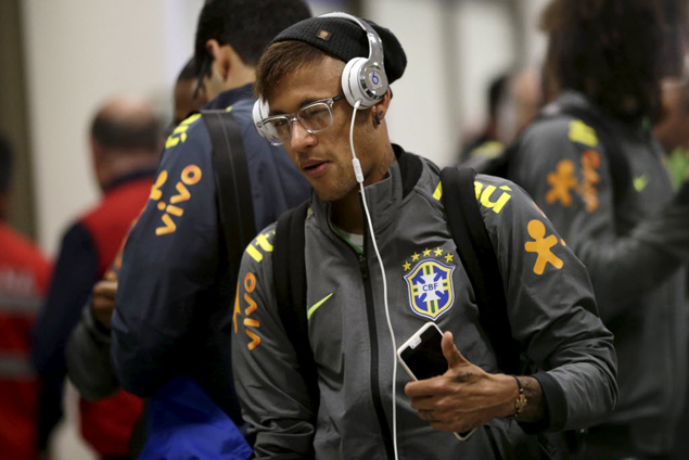 Neymar e a seleo brasileira chegam ao aeroporto de Temuco