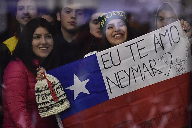 F demonstra carinho por Neymar na chegada da seleo a Temuco, no Chile