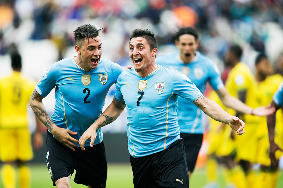 Cristian Rodriguez comemora gol da vitria do Uruguai sobre a Jamaica na Copa Amrica