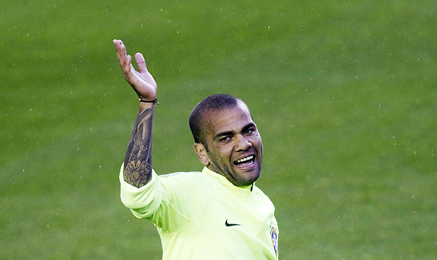 Brazilian soccer player Daniel Alves gestures during a training session at Estadio Municipal Bicentenario German Becker, in Temuco, Chile June 13, 2015. Brazil will face Peru in their Copa America 2015 soccer match on Sunday. REUTERS/Ueslei Marcelino ORG XMIT: RJO24
