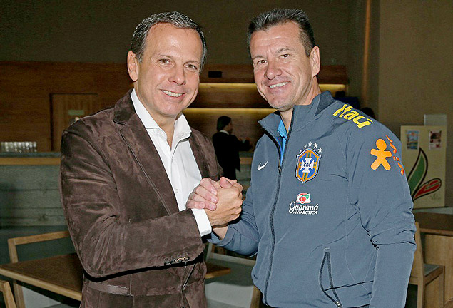 João Dória e Dunga posam para foto na concentração da seleção brasileira de futebol