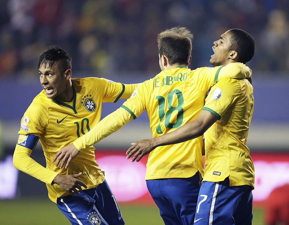 Jogadores da seleo brasileira comemoram gol da vitria sobre o Peru na estreia da Copa Amrica