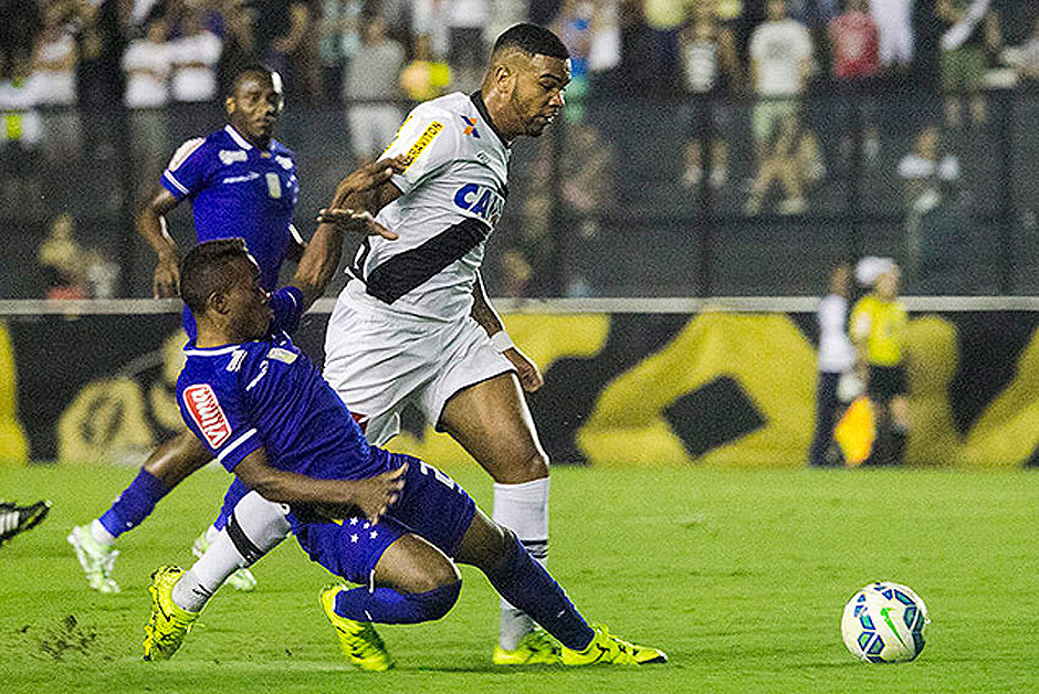 Jogadores de Vasco e Cruzeiro disputam bola em partida realizada em So Janurio