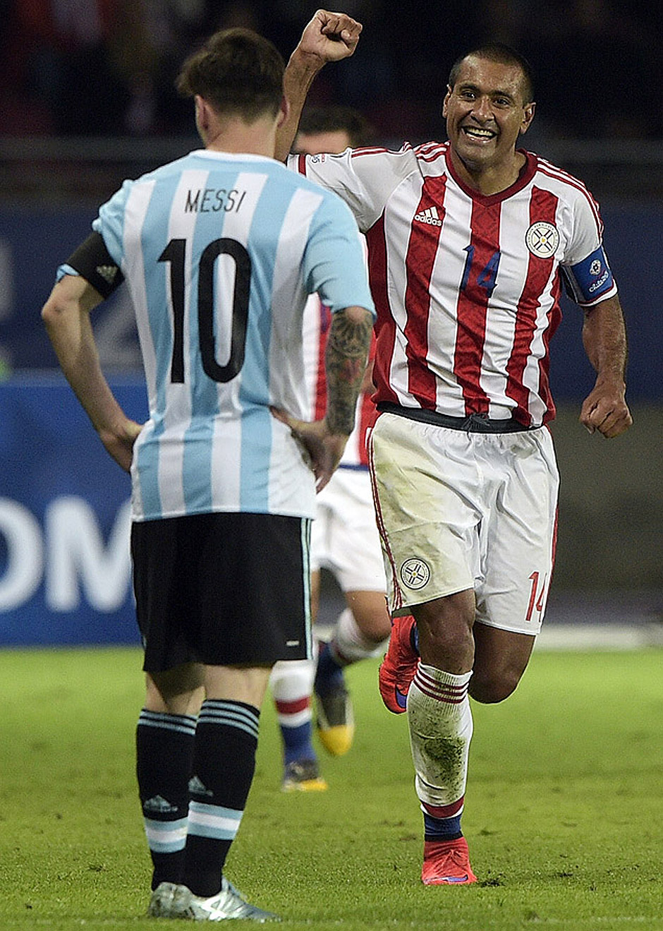Paulo da Silva comemora gol do Parguai; Messi lamenta o empate