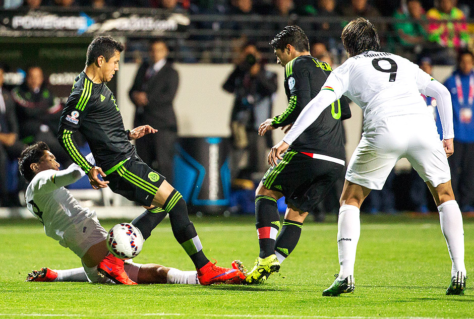Jogadores de Mxico e Bolvia disputam bola na partida de estreia na Copa Amrica