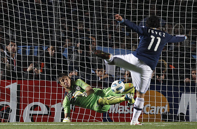 O goleiro Muslera, do Uruguai, defende cobrana de pnalti do argentino Carlitos Tevez, nas quartas de final da Copa Amrica-2011