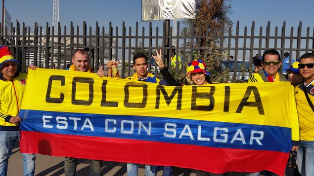 Colombianos com faixa em homenagem  cidade de Salgar, que sofreu com inundao e deslizamentos em maio