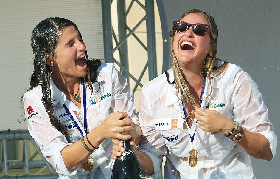 Martine Grael (à esq.) e Kahena Kunze comemoram ouro no Mundial de vela de 2014