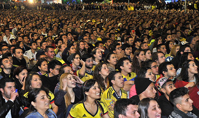 Colombianos assistem  partida em praa em Bogot