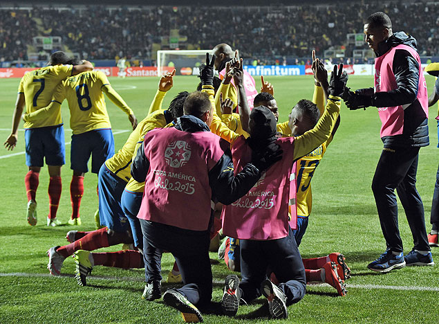 Atletas equatorianos comemoram o segundo gol na vitria sobre o Mxico, pela Copa Amrica