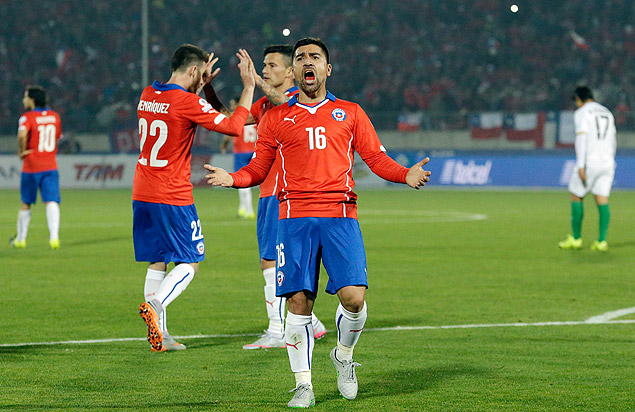 Volante chileno David Pizarro comemora o quinto gol do Chile contra a Bolvia