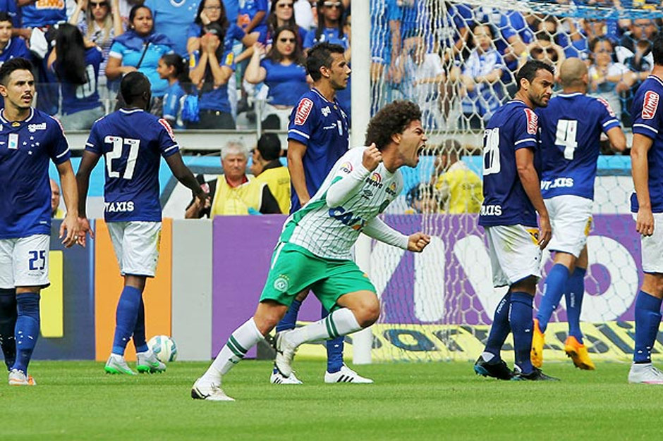 Camilo, da Chapecoense, comemora gol da vitria sobre o Cruzeiro