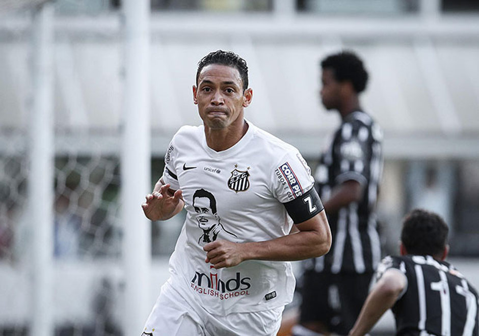 Ricardo Oliveira (Santos) comemora seu gol durante partida contra o Corinthians
