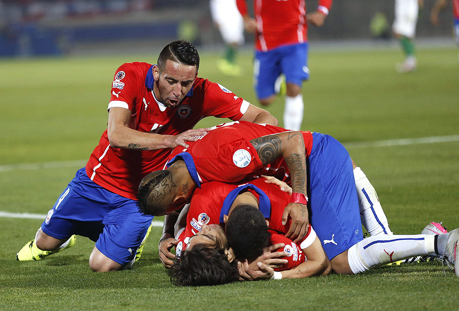 Jogadores do Chile comemoram um dos gols sobre a Bolvia