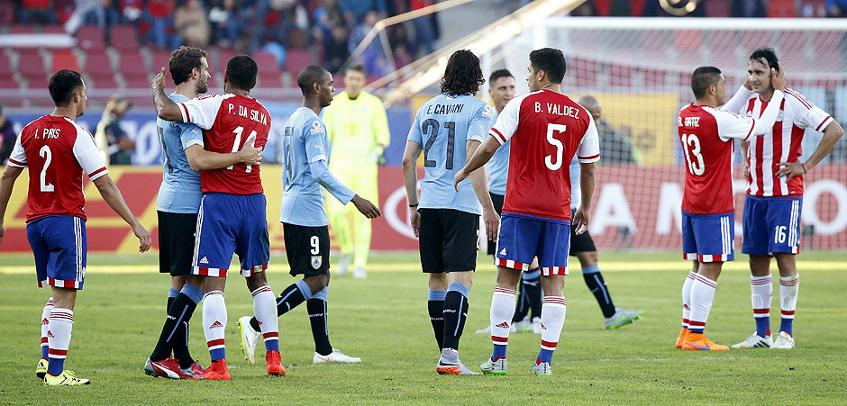 Jogadores de Uruguai e Paraguai se cumprimentam ao fim do duelo entre as duas selees