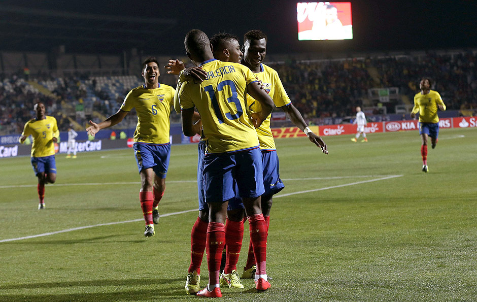 Jogadores do Equador comemoram um dos gols na vitria sobre o Mxico na Copa Amrica