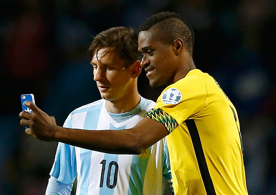 DeShorn Brown tira uma selfie ao lado de Messi no fim da partida entre Argentina e Jamaica