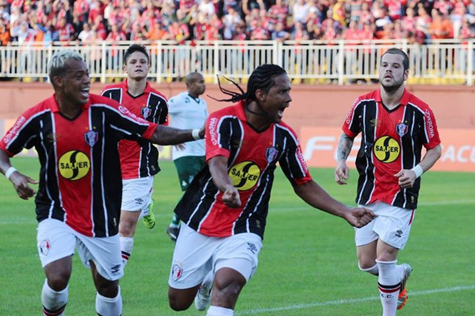 Kempes comemora um dos gols do Joinville sobre o Gois
