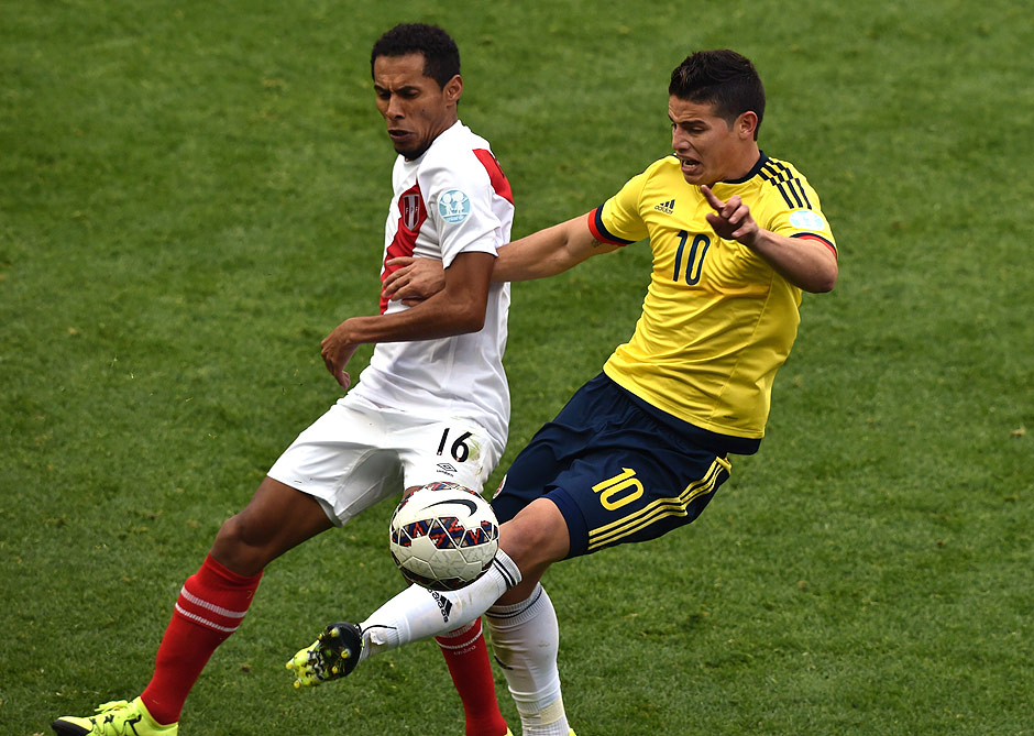 James Rodriguez disputa bola contra jogador peruano em jogo vlido pela Copa Amrica