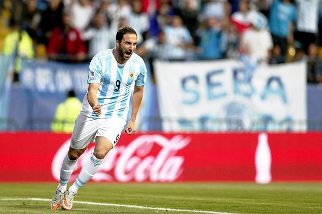Higua comemora gol pela Argentina na Copa Amrica
