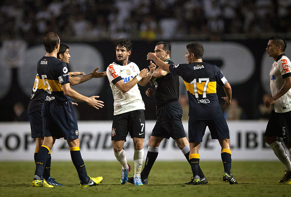 Jogadores discutem na partida entre Corinthians e Boca