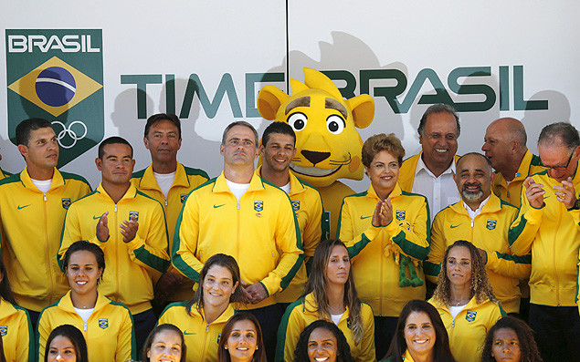 Dilma Rousseff  frente da nova mascote do time olmpico, o Ginga