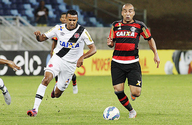 Jogadores de Flamengo e Vasco disputam bola em partida pelo Brasileiro