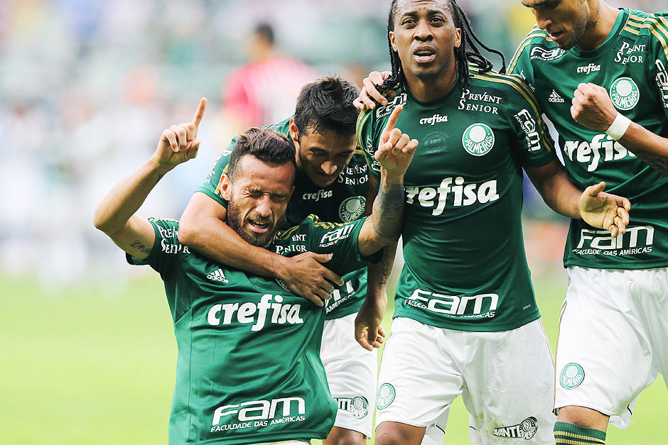 Leandro Pereira comemora primeiro gol do Palmeiras ao lado de Arouca, Rafael Marques e Robinho