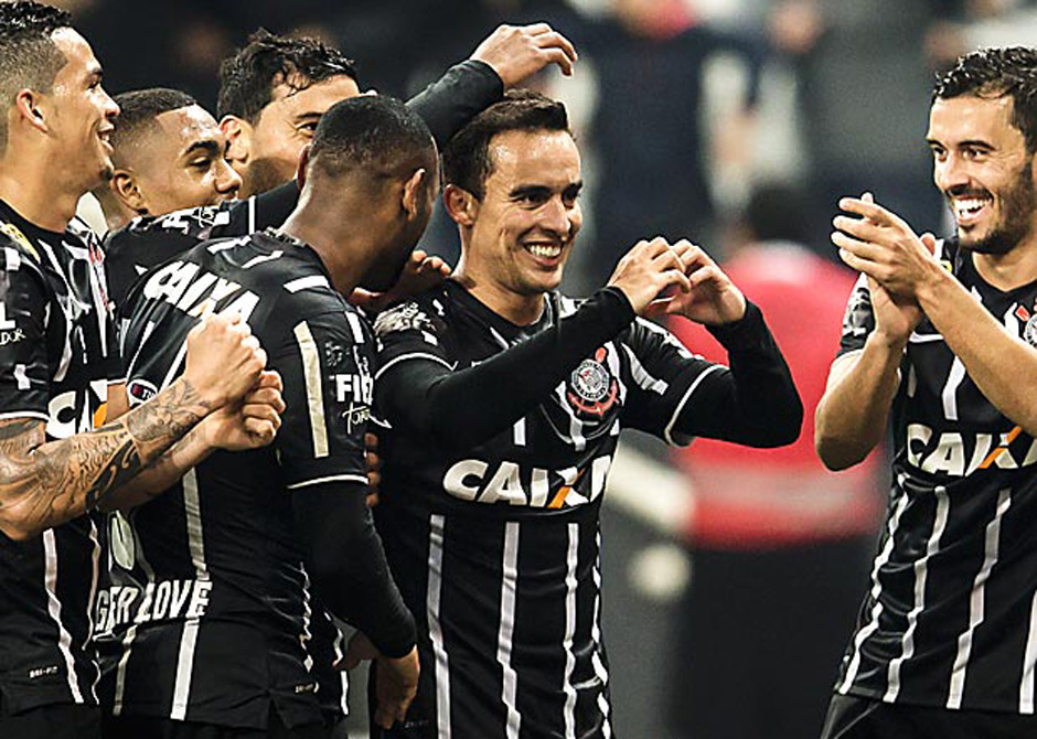 Jadson comemora segundo gol durante jogo entre Figueirense e Corinthians, vlido pelo Campeonato Brasileiro 
