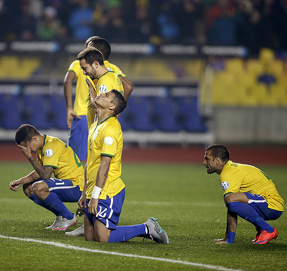 Jogadores do Brasil lamentam eliminao da Copa Amrica para o Paraguai nos pnaltis