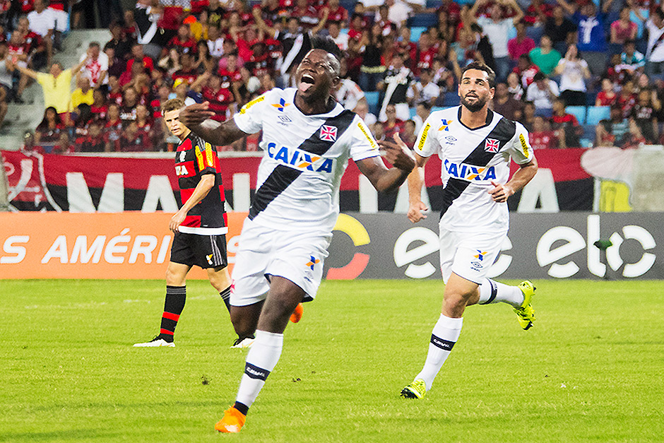 Riascos comemora o gol da vitria do Vasco sobre o Flamengo